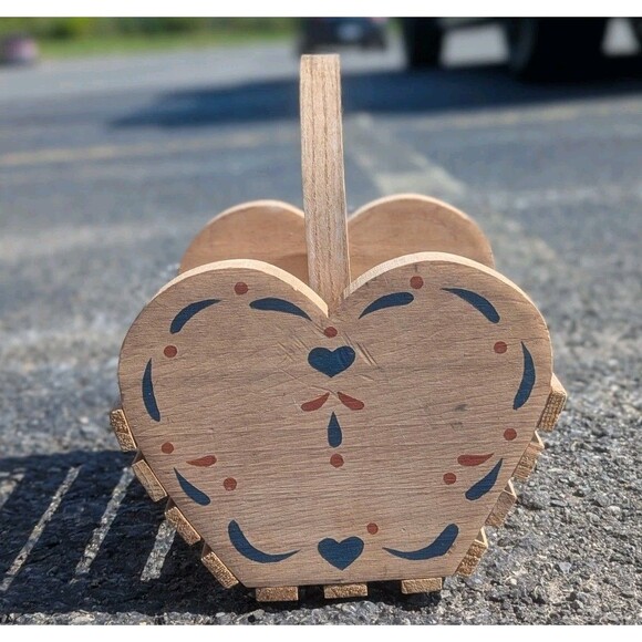 Vintage Sawmill Critters Wood Hand Painted Heart Hand Basket Made In USA - Picture 3 of 6